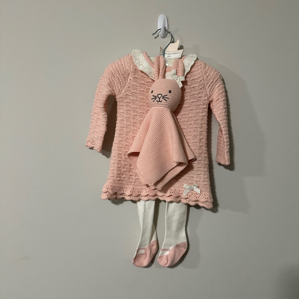 Knitted dress and leggings with bunny stuffy